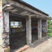 बेतिया: मझौलिया प्रखंड के बखरिया चौक पर यात्री शेड जर्जर, राहगीरों को हो रही भारी परेशानी