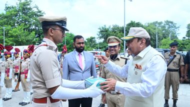 राज्यपाल ने जवानों को खुद खिलाई मिठाई, मोतिहारी में टूटा वर्षों पुराना प्रोटोकॉल