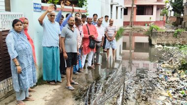 मोतिहारी : वार्ड 26 में जलजमाव और जर्जर सड़क से परेशान लोगों ने किया प्रदर्शन