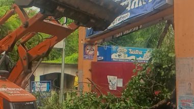 Crime Khabar की खबर का असर: रामगढ़ रेफरल अस्पताल के मुख्य गेट से हटाया गया विशाल शीशम का पेड़, लोगों ने कहा धन्यवाद