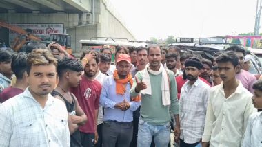 कैमूर : मोहनिया में ई-रिक्शा चालकों का फूटा गुस्सा, रंगदारी व मारपीट के आरोप में थाना पहुंचे दर्जनों चालक